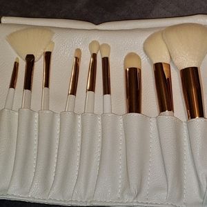 LA Beaute’ Soi 10 Piece Luxury Makeup Brush Clutch